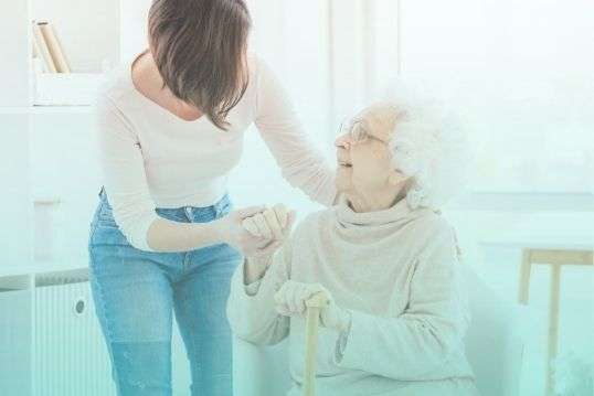 Mantelzorger met oudere vrouw